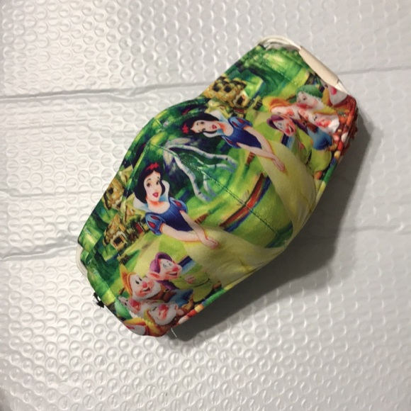 NWT reusable Snow White & 7 dwarfs mask - Picture 1 of 4